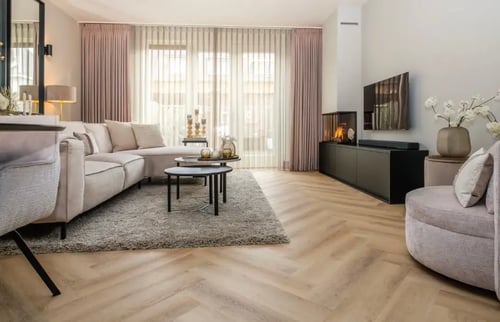 Visgraat PVC vloer een moderne nieuwbouwwoning.
