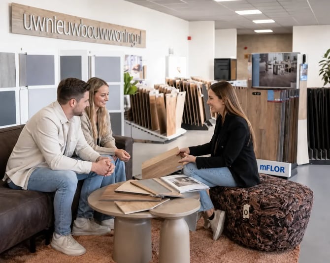 Afbouw advies in een interieurshowroom waar klanten materialen kiezen voor de verdere afwerking van hun nieuwbouwwoning.