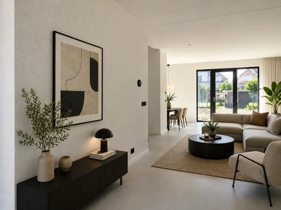 Een woonkamer van een nieuwbouwwoning met wanden bekleed met glasvezelbehang.
