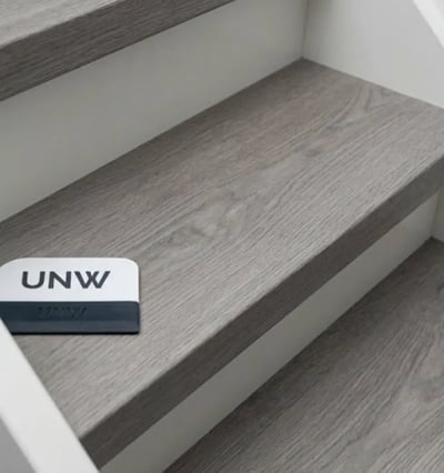 Traptredebekleding met PVC in een nieuwbouwwonning.